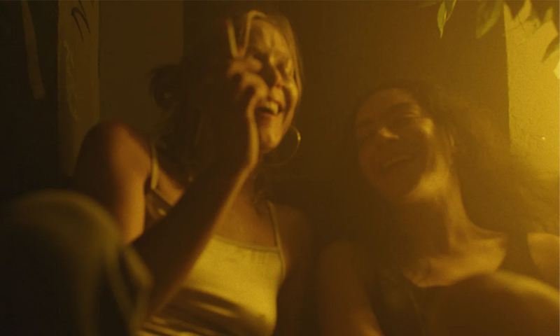 Pete Ohs nakręcił w Warszawie film z Charli XCX i Leną Górą. O czym jest „Erupcja”?