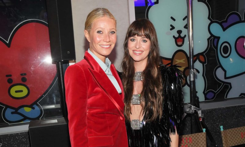 Gwyneth Paltrow i Dakota Johnson trzymają się za ręce na wspólnym zdjęciu
