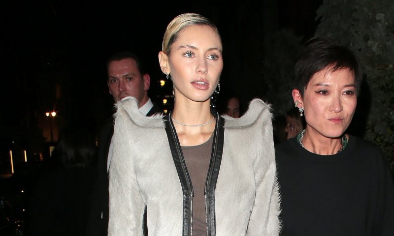 Iris Law łączy szorty z rajstopami