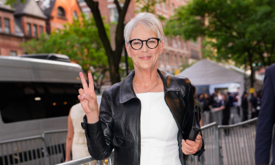 Jamie Lee Curtis perfekcyjnie zestawia modną białą sukienkę ze skórzaną kurtką