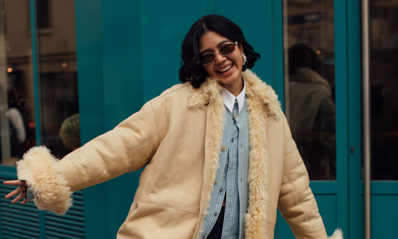Jeansy typu boyfriend i mokasyny pasują do casualowych stylizacji na jesień