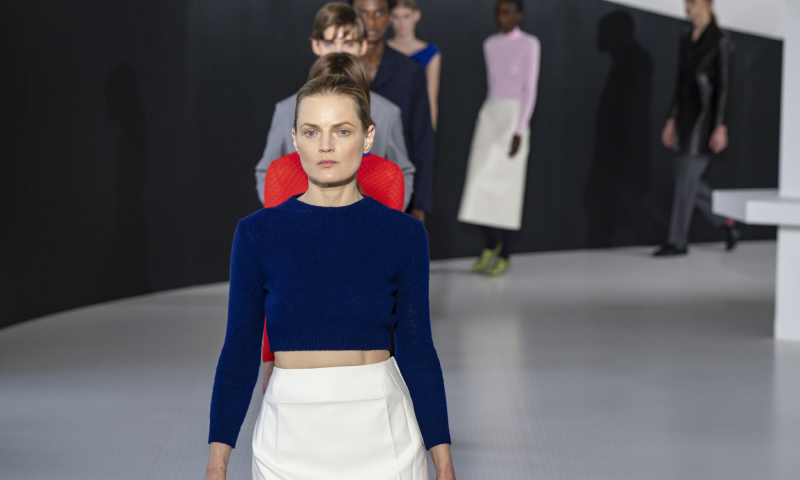 Kobaltowy sweter z kolekcji Jil Sander wprowadzi szlachetny kolor do naszych szaf