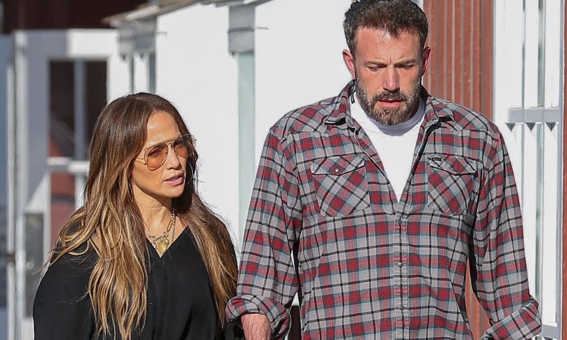 Jennifer Lopez stawia na czerń 