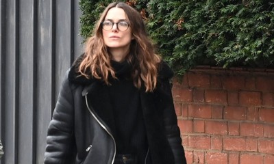 Keira Knightley w ulubionym motocyklowym kożuchu i baggy jeans