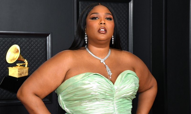 Barbiecore na plażę: Lizzo w fuksjowym bikini