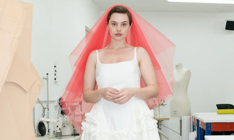 Bez przymiarek: „Gotowa” kolekcja sukien ślubnych Molly Goddard