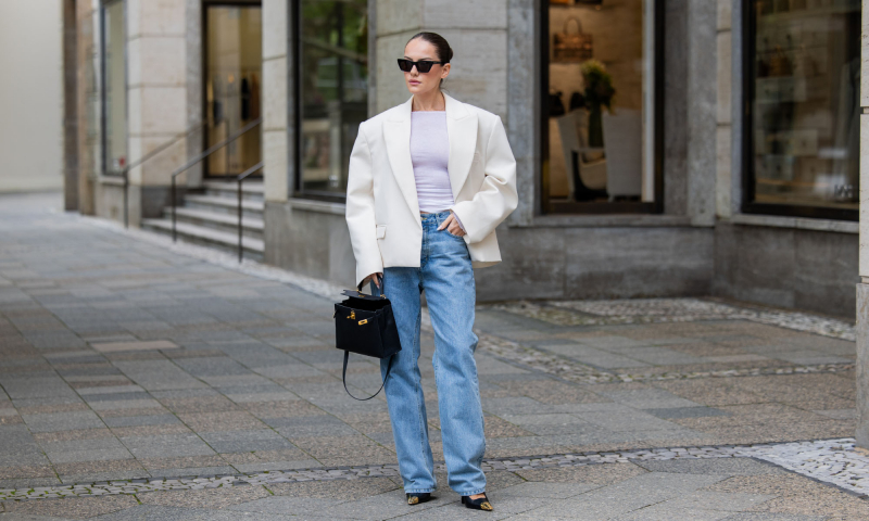 Jeansy baggy świetnie wyglądają z białą marynarką damską o fasonie oversize