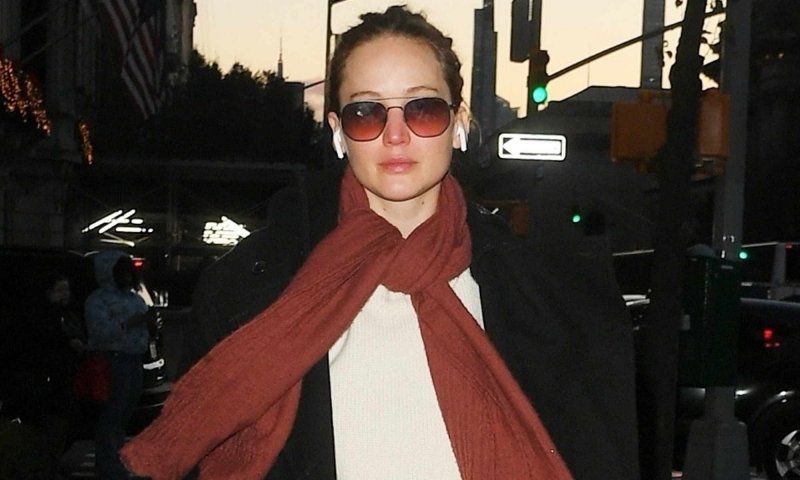 Sposób Jennifer Lawrence na modny look zimą? Szerokie spodnie i balerinki do wełnianych skarpet