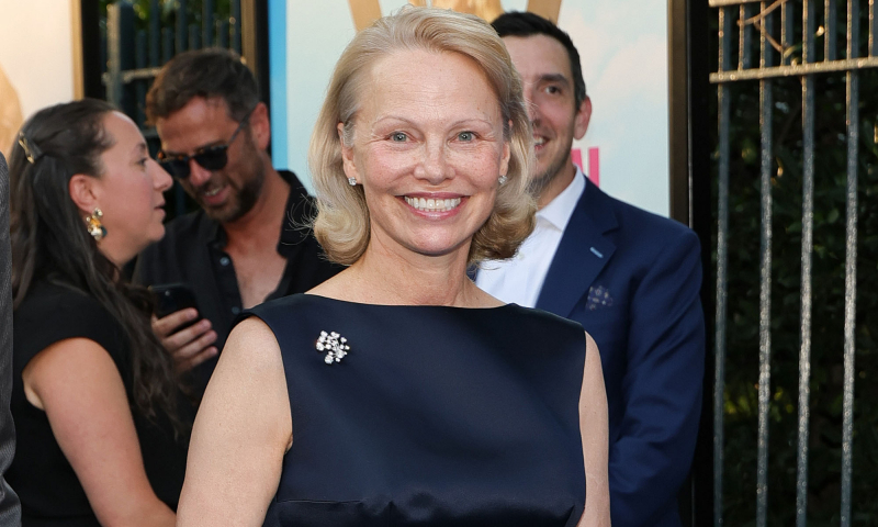 Granatowa sukienka w stylu Pameli Anderson sprawdzi się na wielkie wyjście