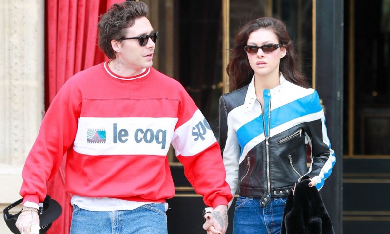 Nicola Peltz w motocyklowej kurtce Victorii Beckham z 2001 roku