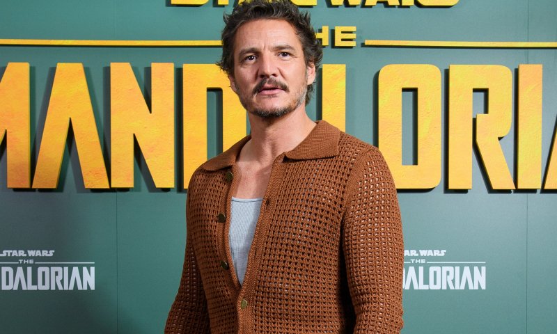 Pedro Pascal w looku Acne Studios