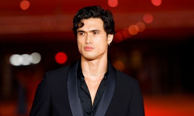 Aktor Charles Melton w „Obsesji” dorównuje Julianne Moore i Natalie Portman 