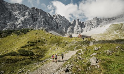 Kamping w Tyrolu: Namiot przy górskim potoku