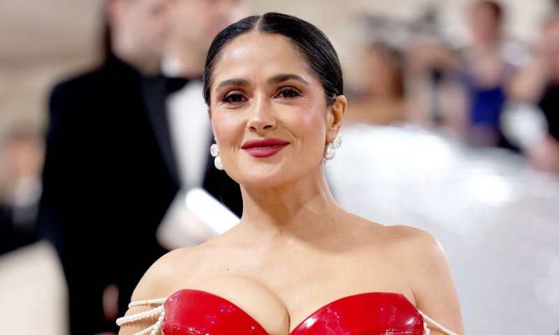 Tylko Salma Hayek mogła nas przekonać do fryzury, którą nosiłyśmy jako nastolatki