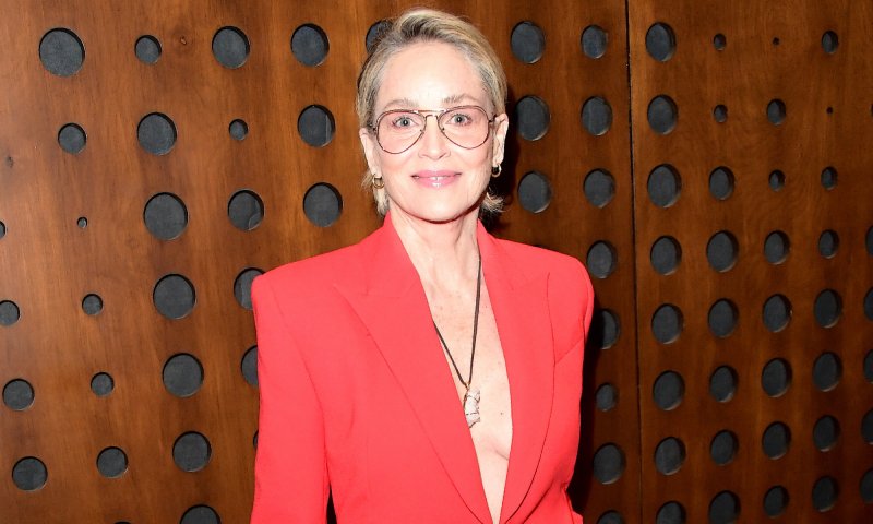 Sharon Stone w czerwonym garniturze z ekstrawaganckim twistem