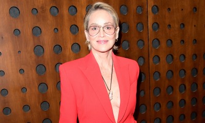 Sharon Stone w czerwonym garniturze z ekstrawaganckim twistem