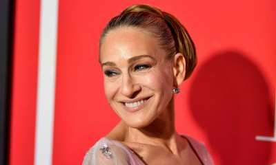 Sarah Jessica Parker w różowej sukience na teatralnej premierze