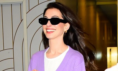 Anne Hathaway szerokie jeansy nosi do dopasowanych pod kolor sneakersów