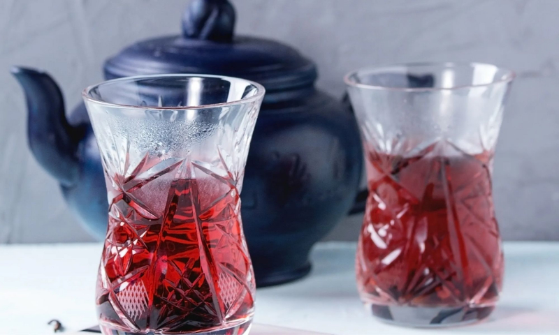 Herbata z hibiskusa jako remedium na dyskomfort po posiłku