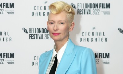 Tilda Swinton w błękitnym garniturze na premierze „The Eternal Daughter”