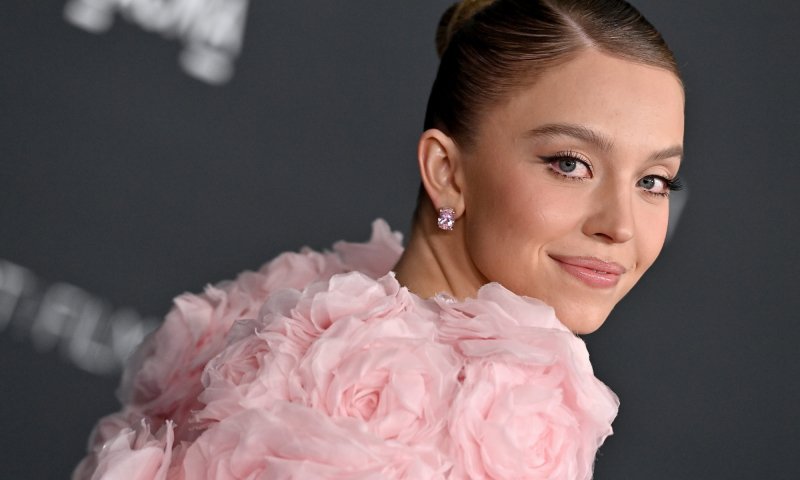 Sydney Sweeney w różowej mini Magdy Butrym 