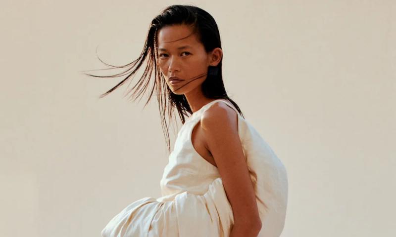 Phoebe Philo bawi się formą w swojej „Collection D” na wiosnę 2026