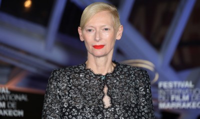 Księżycowa łąka: Tilda Swinton w kobiecej maksi