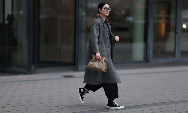 Czarne trampki Converse to klasyka streetwearu. Z jakimi spodniami je nosić?