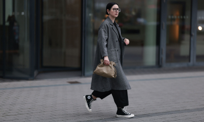 Czarne trampki Converse to klasyka streetwearu. Z jakimi spodniami je nosić?