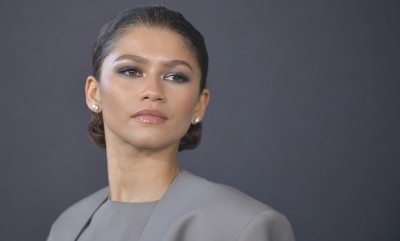 Zendaya promuje „Euforię” w popielatym garniturze Fear of God