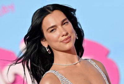 Dua Lipa zestawiła jedwabną slip dress z mokasynami