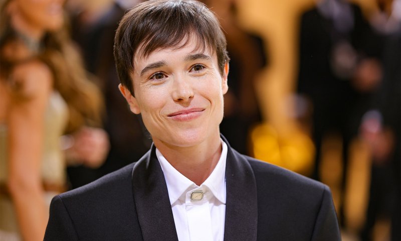 Elliot Page celebruje „radość z bycia trans”, dumnie prezentując tors na nowym zdjęciu