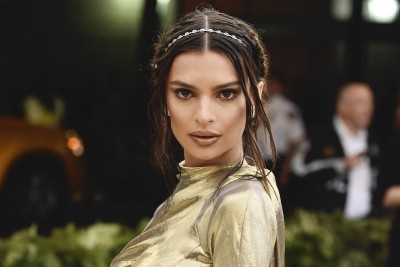 Emily Ratajkowski zachwyca w żółtej spódnicy