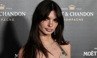 Emily Ratajkowski w błyszczącej naked dress 