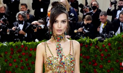 Emily Ratajkowski na czerwonym dywanie w odważnym stylu