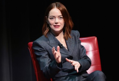 Emma Stone modyfikuje damski garnitur. Czy rybaczki będą hitem 2024 roku?