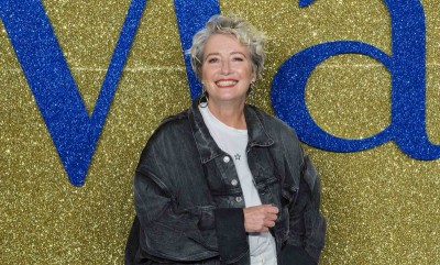 Emma Thompson w streetwearowej stylizacji na czerwonym dywanie