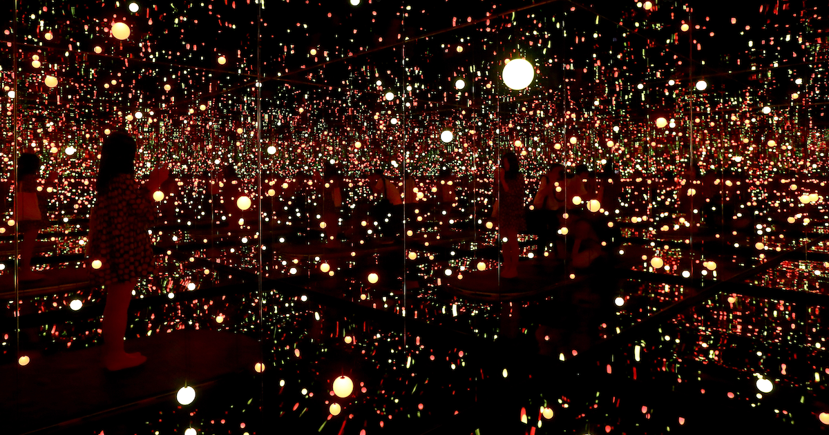 Audiowizualne doświadczenie w pokoju Yayoi Kusamy