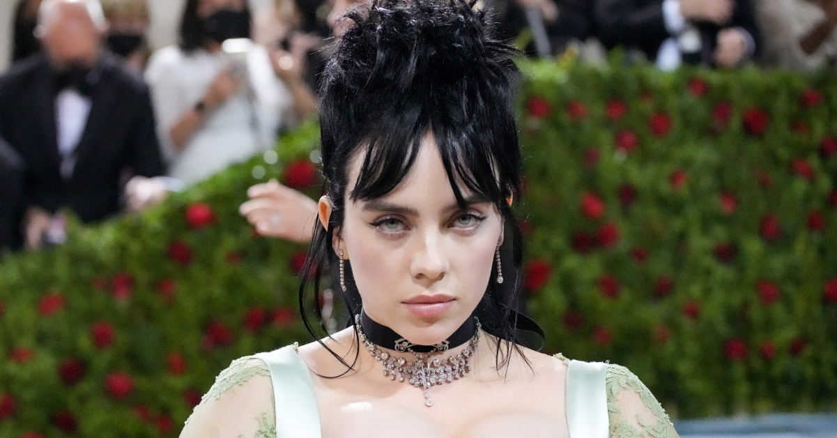 Billie Eilish w czarnej slip dress w stylu gothcore