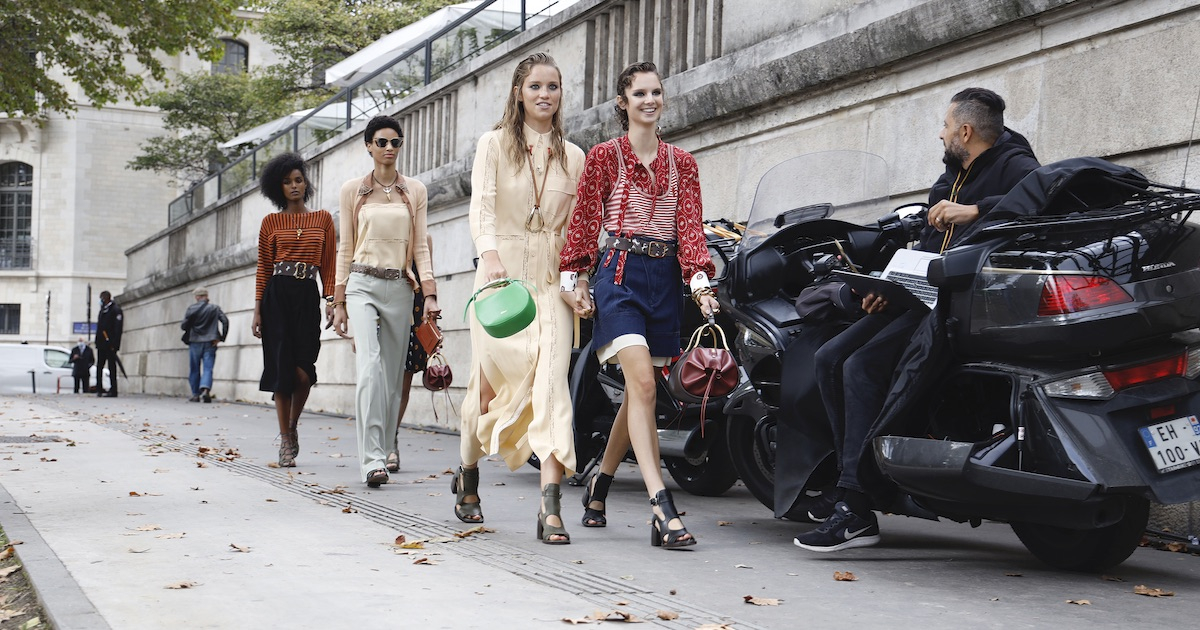 Chloé wiosna-lato 2021: Ulica jest wybiegiem