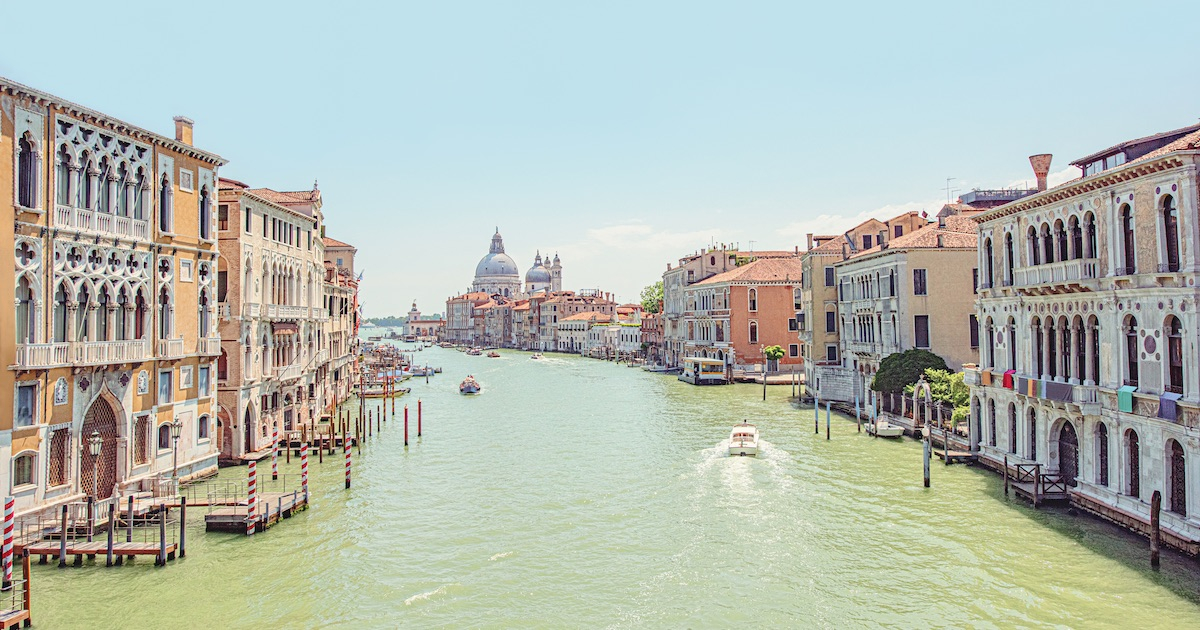 Przejrzysta woda w weneckich kanałach