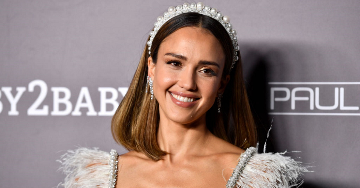 Aktorka Jessica Alba w sukience Magdy Butrym