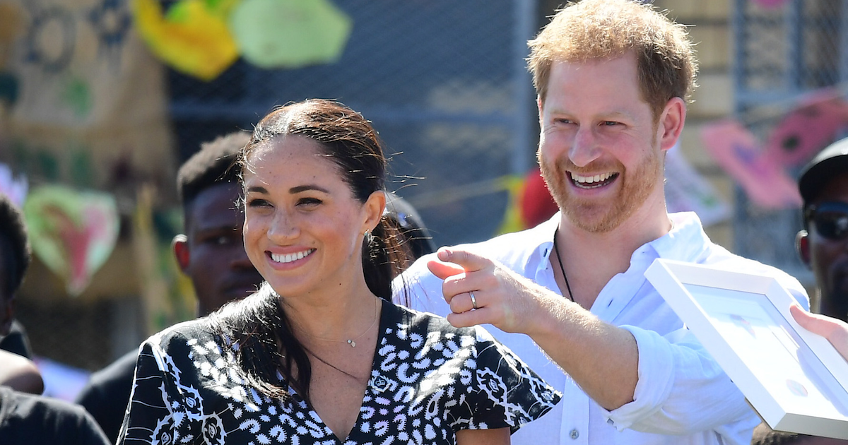 Księżna Meghan w kopertowej sukience