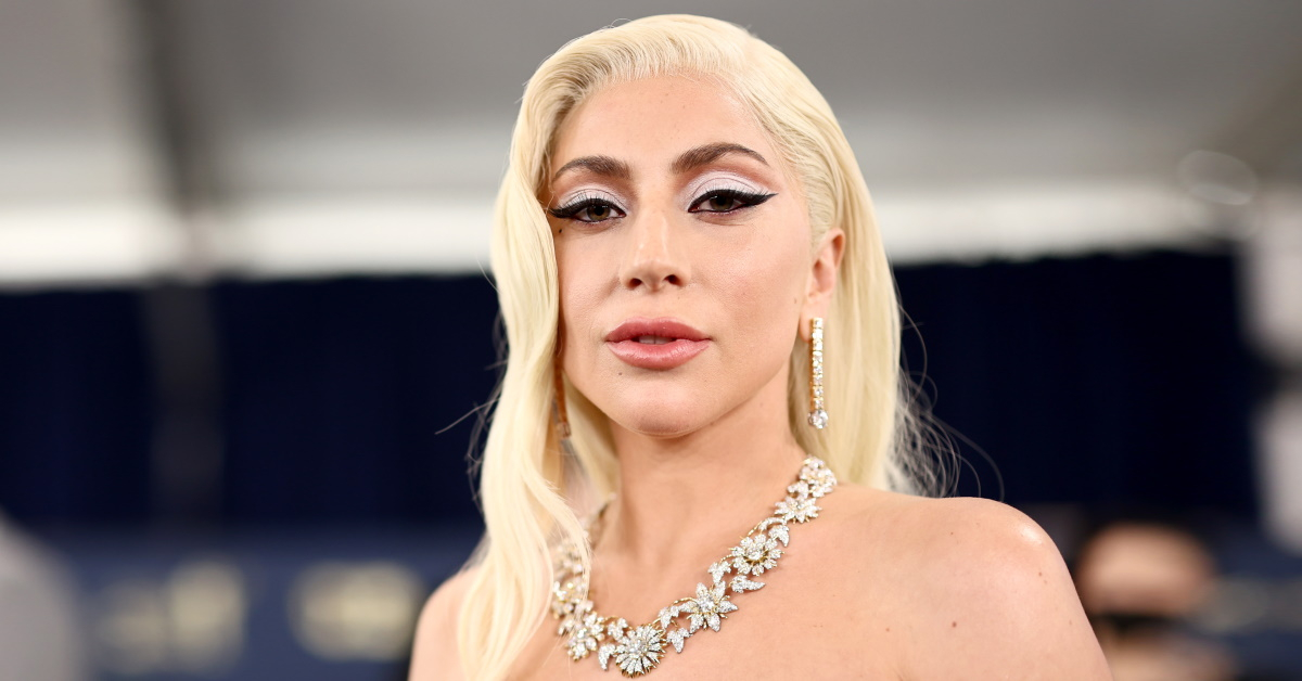 Lady Gaga W Stroju Z Mięsa Lady Gaga w nowej fryzurze. Nosi supermodnego boba w wersji retro