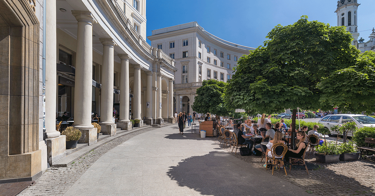 Plac Zbawiciela jedną wielką kawiarnią