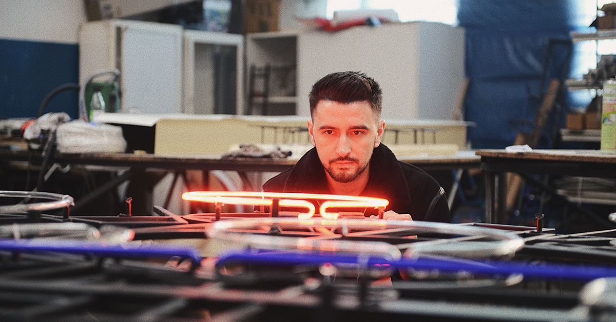 Premierowowo na Vogue.pl: nowy neon dla Warszawy