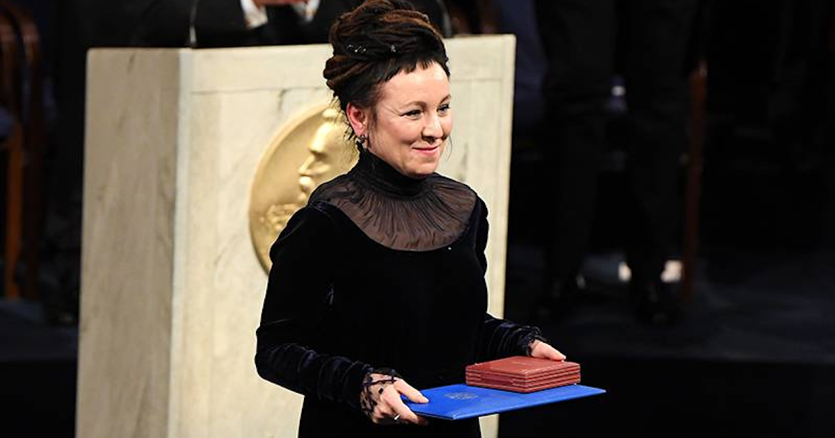 Replika noblowskiego medalu Tokarczuk na aukcji WOŚP