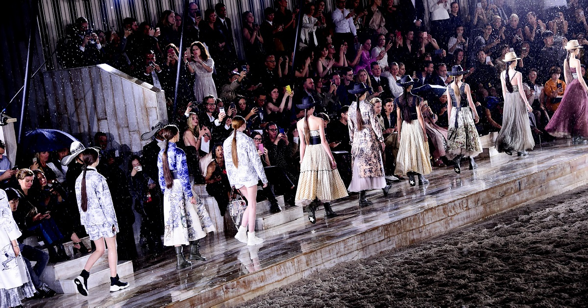 Rodeo w strugach deszczu. Pokaz kolekcji Dior Cruise 2019