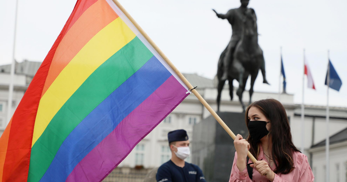 Tęczowe flagi na warszawskich pomnikach