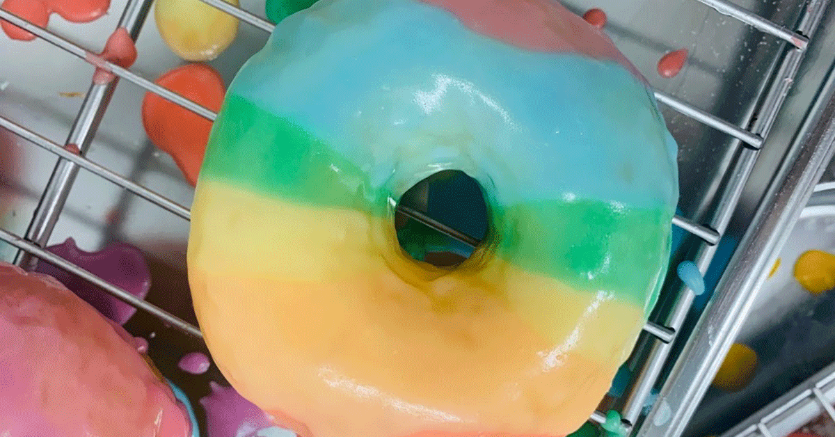 Tęczowe pączki od MOD Donuts i „Vogue Polska” na rzecz KPH